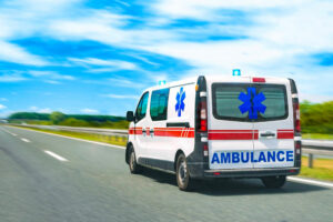 Ambulance circulant sur autoroute