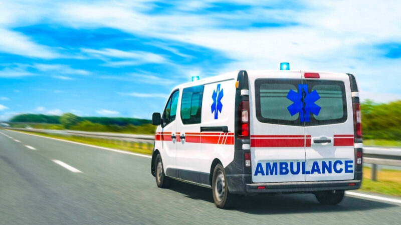 Ambulance circulant sur autoroute